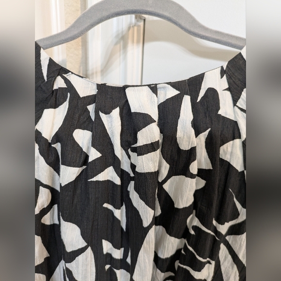 Black and White Patterned Women's Short Sleeve Top - Picture 9 of 14